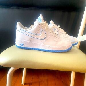 Gently used hardly worn Nike Air Force 1 in a men’s size 6